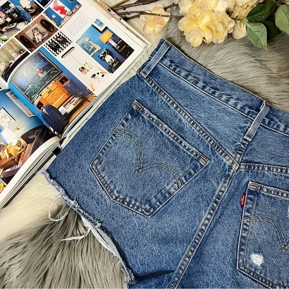 Levi’s x Free People 501 Button Fly Distressed Women’s Cutoff Denim Shorts Sz 31
